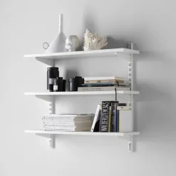 Hyva Valmisratkaisu, Joka Sisaltaa Kaiken Mita Tarvitset Kolmen Hyllyn Kirjahyllyn Luomiseen. Plug-In -Teknologian Ja Seinakiskojen Reikien Ansiosta Helppo Asentaa Oikein Vatupassia Kayttaen.