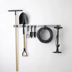 Setti, Jossa On 2 Sailytyskiskoa Tyokalujen, Luutien Ja Haravoiden Sailytykseen. Setti Sisaltaa: 2 Suoraa Tyokalukoukkua, 3 Valinekoukkua, 2 Pienta Tyokalupidinta, 2 Sailytyskiskoa.